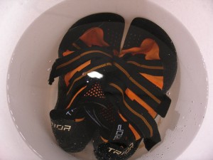 Kletterschuh in Eimer mit Süsswasser
